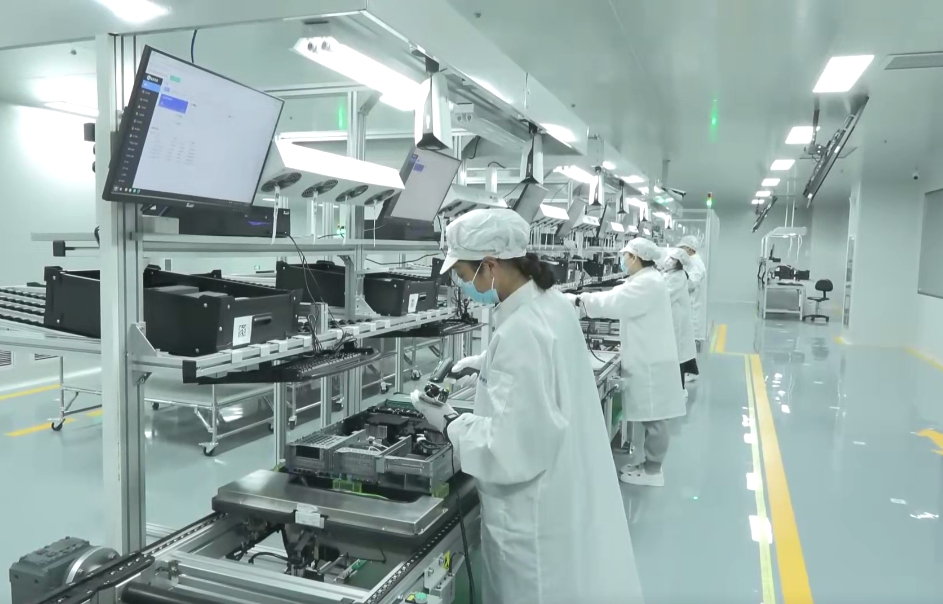 雄安新區(qū)首條信創(chuàng)產(chǎn)品數(shù)字化產(chǎn)線上，工作人員正在進(jìn)行個(gè)性化裝配。雄安百信信息科技有限公司供圖