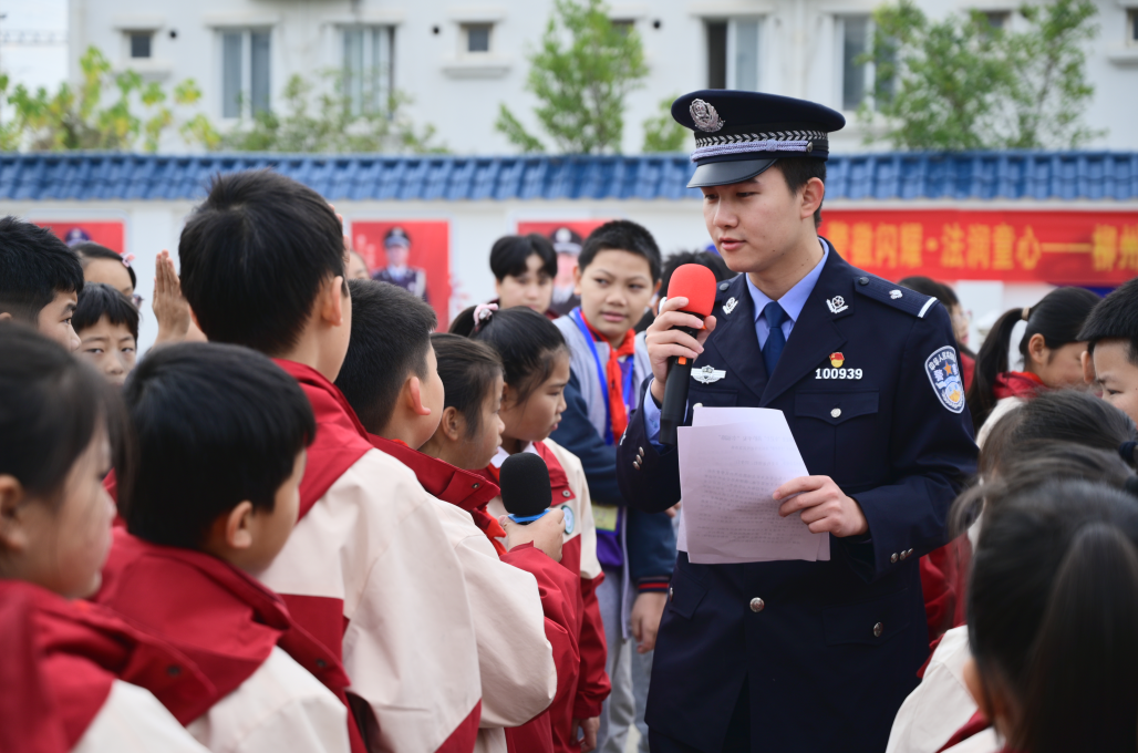 廣西來賓北站派出所用“移動(dòng)課堂”播撒法治種子