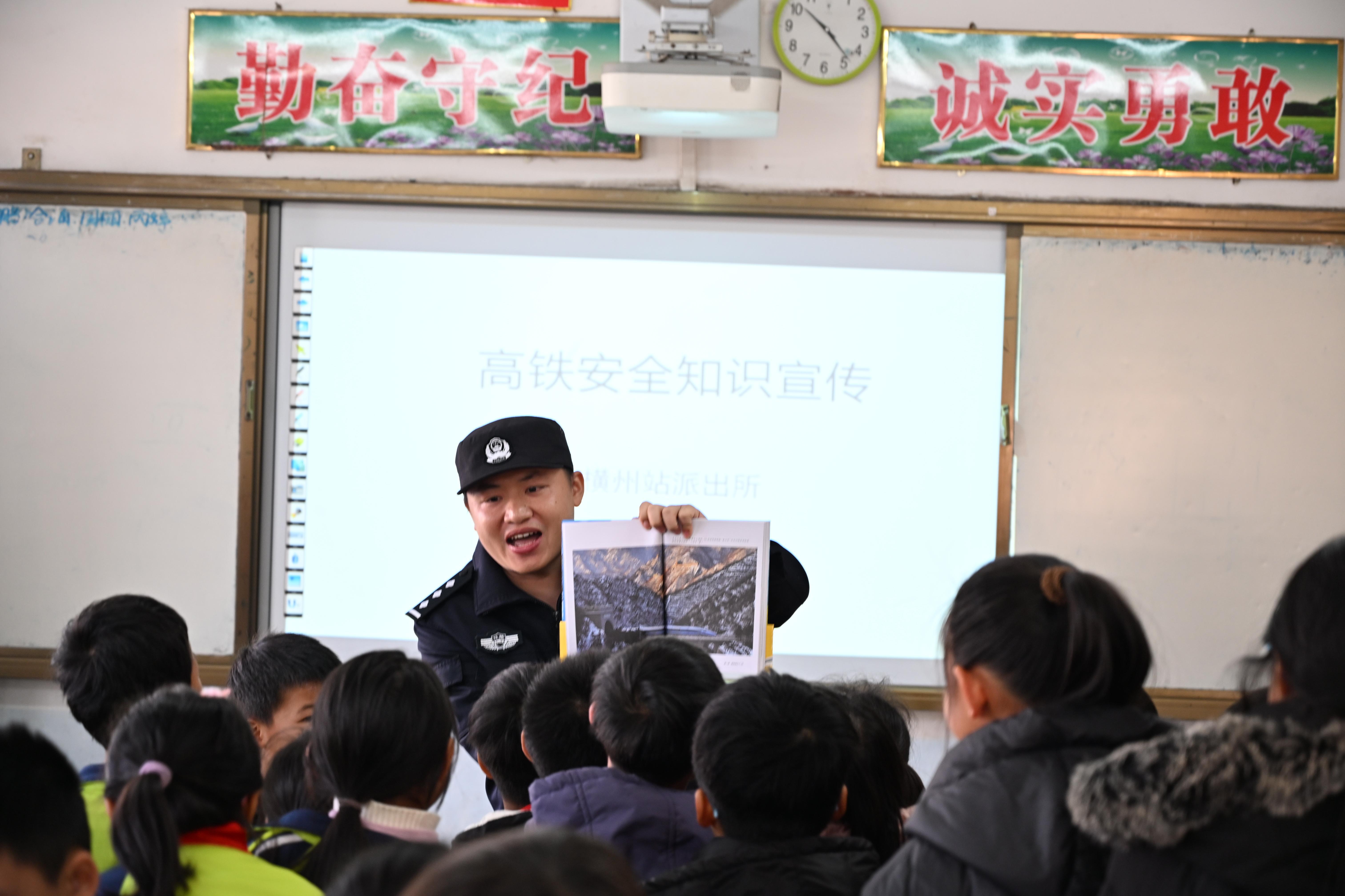 南寧鐵路公安局南寧公安處開展鐵路安全宣傳活動(dòng)