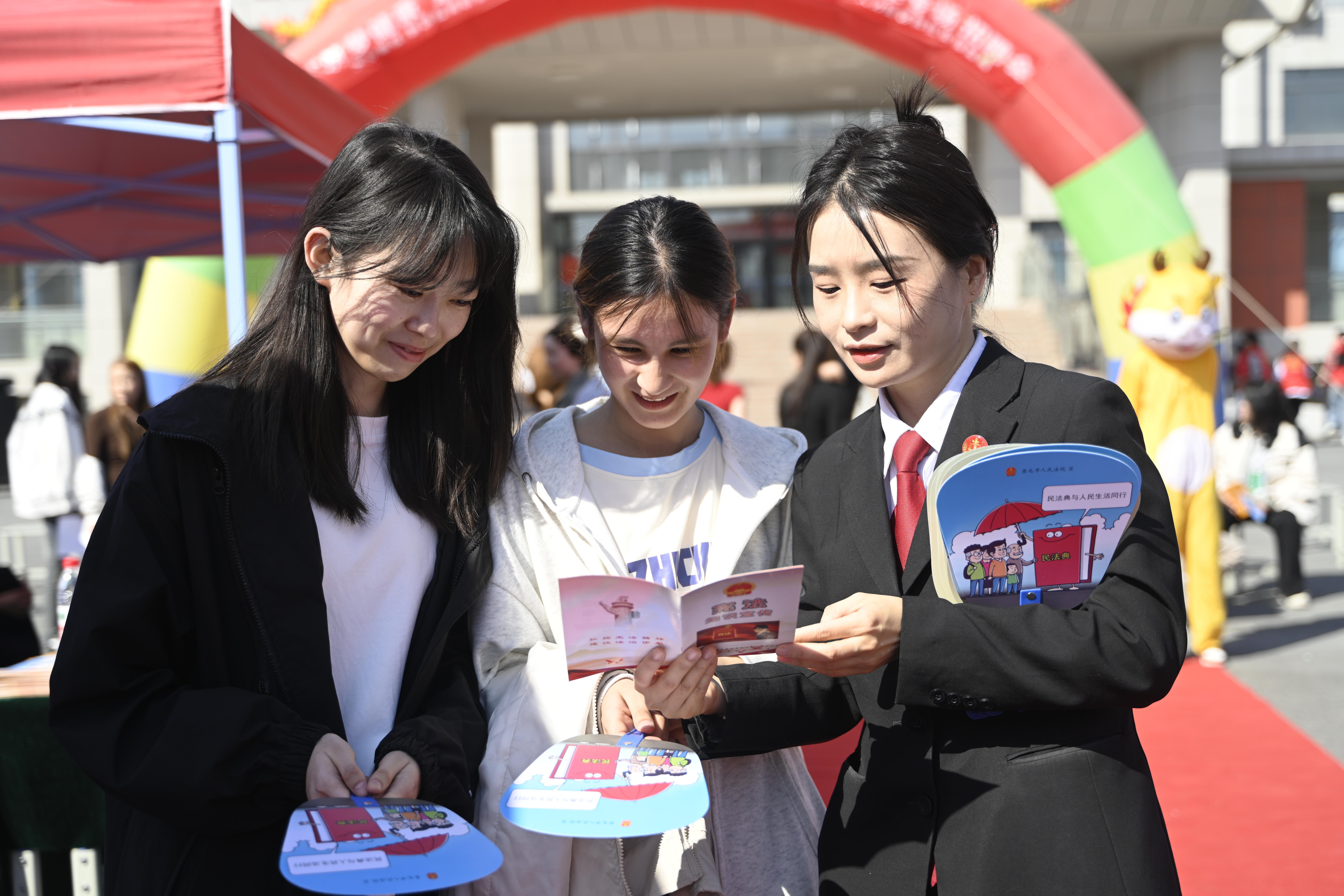 新疆伊犁法院“花式”普法走新更走心