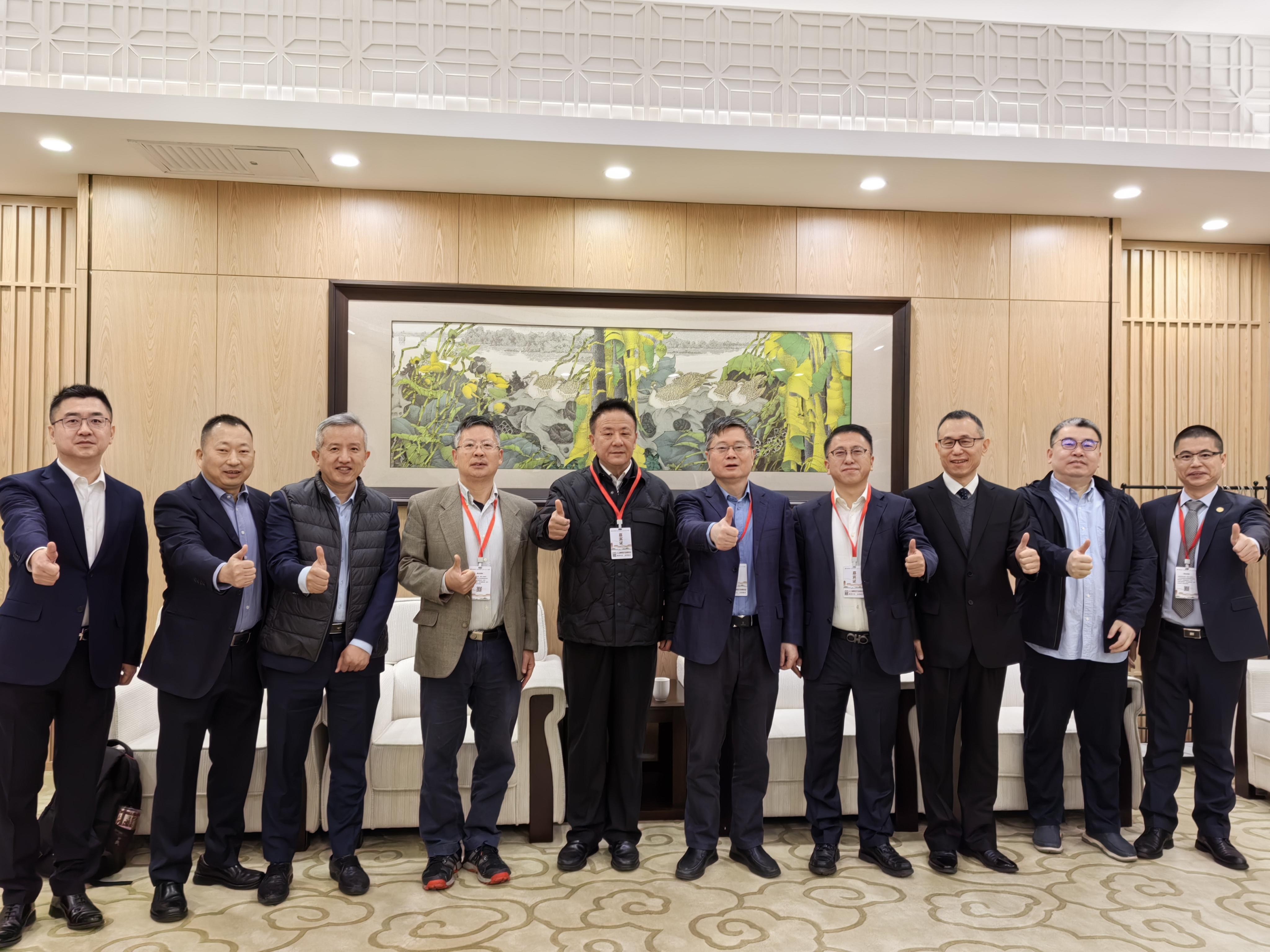 2025人工智能時(shí)代法商年會(huì)與會(huì)人員合影